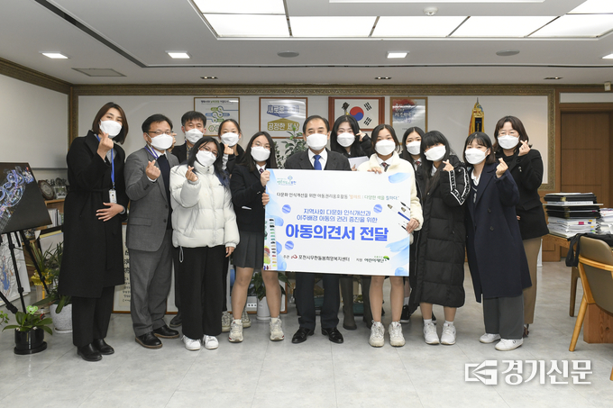 포천시장 집무실에서 이주배경 아동들의 의견서 전달식이 열리고 있다. (사진=포천시 제공)