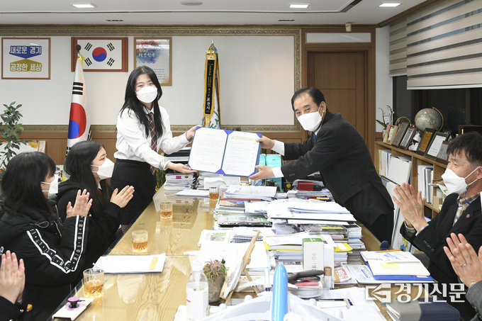 아동의견서가 전달되는 순간, 이주배경 아동 청소년들이 박수치며 즐거워하고 있다. (사진=포천시 제공)