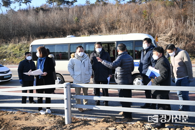 포천시의회 예결위원들이 이우석 생태공원과장으로부터 사업 설명을 듣고 있다. (사진=포천시의회 제공)