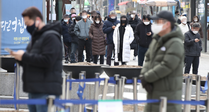  14일 오전 서울 은평구 구파발역에 마련된 코로나19 선별 검사소를 찾은 시민들이 검사 순서를 기다리고 있다. 중앙방역대책본부에 따르면 이날 0시 기준 신규 확진자 수는 5천567명으로 집계됐다. 위중증 환자는 906명을 기록해 처음으로 900명을 넘어섰으며, 사망자도 94명을 기록해 코로나 발생 이후 최다를 기록했다. (사진=연합뉴스)