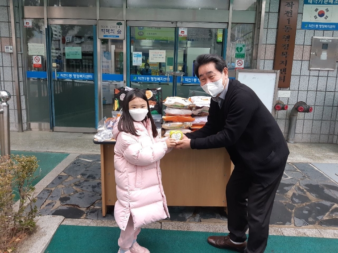 예크아일랜드어린이집 한 원생이 자신의 저금통을 기부하고 있다. ( 사진 = 계양구 제공 )