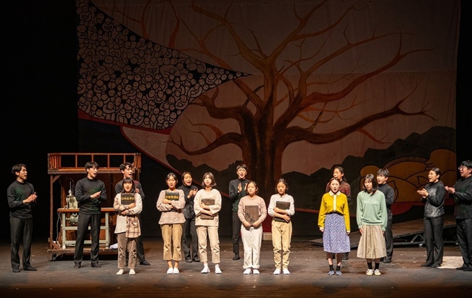 오산문화재단에서 교육을 받은 오산지역 초중학생들이 성공적으로 데뷔해 ‘연극 전태일'을 공연하고 있다. (사진=오산문화재단 제공)