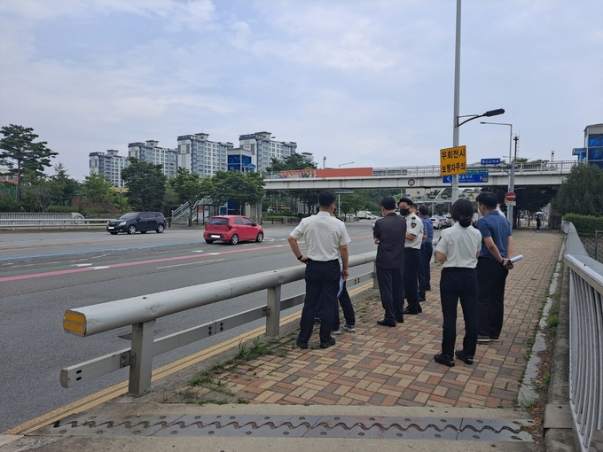 고양시 및 유관기관 관계자들이 능곡육교 앞에서 교통 혼잡해소를 위해 '도로‧교통 TF' 현장 점검을 하고 있는 모습. (사진=고양시 제공)