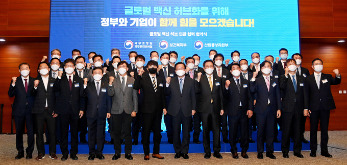 지난 11월 2일 서울 소공동 포스트타워에서 열린 '싸토리우스 투자유치 MOU 체결식'에서 김부겸 국무총리, 권덕철 보건복지부 장관, 박남춘 인천시장, 싸토리우스코리아바이오텍 김덕상 대표, 박진규 산업통상자원부 제1차관 등 참석자들이 기념촬영을 하고 있다. ( 사진 = 인천경제자유구역청 제공 )