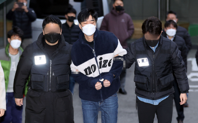 스토킹으로 경찰의 신변보호를 받던 전 여자친구를 살해한 김병찬이 29일 오전 검찰로 송치되기 위해 서울 남대문경찰서를 나서고 있다. (사진=연합뉴스 제공)