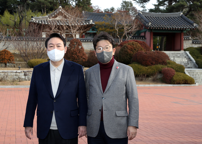 국민의힘 윤석열 대선 후보와 권성동 사무총장이 11일 오전 강원 강릉시 오죽헌에서 참배를 마친 뒤 기념사진을 찍고 있다. (사진=공동취재/연합뉴스 제공)