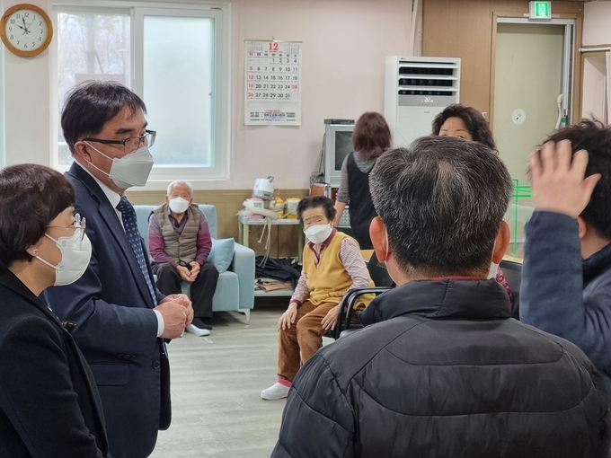 파주시 관계자들이 코로나 상황에 따른 방역점검을 실시하고 있다. (사진=파주시 제공)