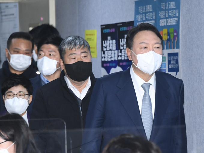 국민의힘 윤석열 대선 후보가 15일 오전 서울 여의도 한국노총에서 열린 정책간담회에 김동명 위원장과 참석하고 있다. (사진=국회사진기자단/연합뉴스)