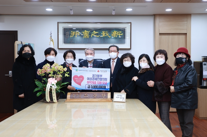 경기동부 여성경제인협의회가 지난 14일 코로나19로 큰 어려움을 겪는 취약계층 아동을 지원키 위해 남양주시복지재단에 300만원을 전달했다. (사진=남양주시 제공)