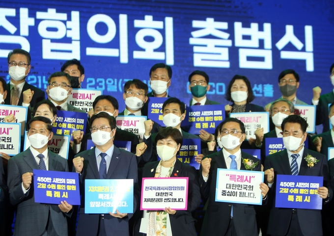 지난 4월 열린 전국특례시시장협의회 출범식. 맨 앞줄 왼쪽부터 이재준 고양시장, 염태영 수원시장, 서영교 국회 행안위원장, 허성무 창원시장, 백군기 용인시장. (사진=연합뉴스 제공/자료사진)