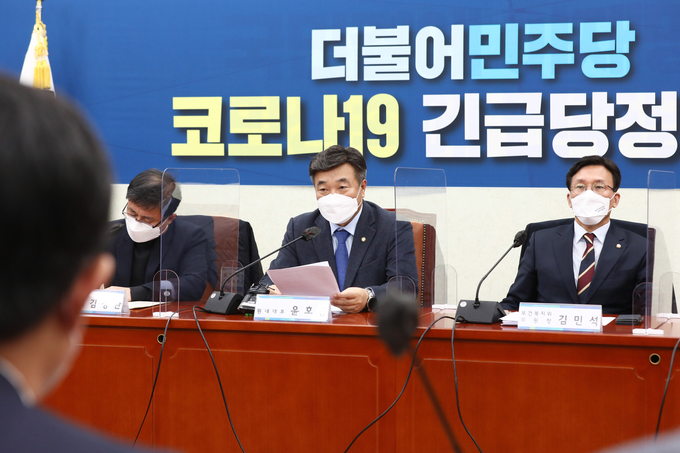 더불어민주당 윤호중 원내대표가 15일 오후 국회에서 열린 코로나19 긴급당정협의에서 발언하고 있다. (사진=국회사진기자단/연합뉴스)