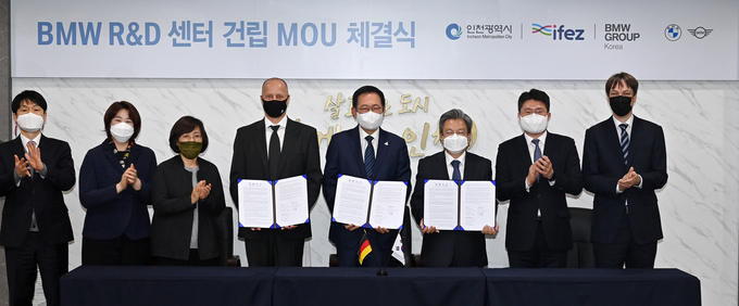 박남춘 인천광역시장이 15일 시청 대접견실에서 BMW R&D센터 건립 MOU를 체결하고 기념촬영을 하고 있다.(왼쪽 네번째부터 디터 스트로블 BMW코리아 R&D 총괄 센터장, 박남춘 인천시장, 이원재 인천경제자유구역청장) ( 사진 = 인천시 제공 )