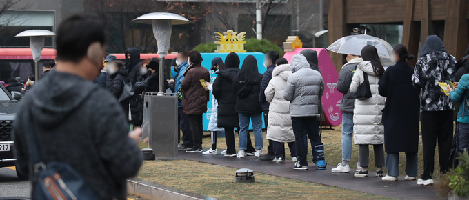 선별진료소에서 검사를 기다리고 있는 시민들 (사진=연합뉴스 제공/자료사진)