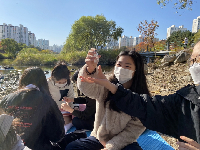 지역 청소년들이 생태환경 프로그램에 참여하고 있다. (사진=성남시청소년재단 제공)