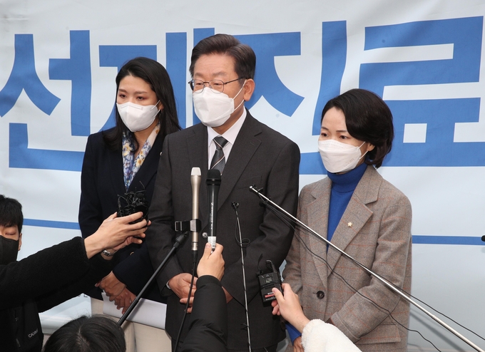 더불어민주당 이재명 대선 후보가 15일 오후 서울 동작구 서울특별시보라매병원을 방문, 코로나19 선별진료소를 돌아본 뒤 기자들의 질문에 답변하고 있다. (사진=국회사진기자단/연합뉴스 제공)