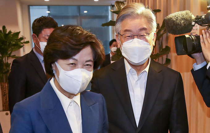 더불어민주당 이재명 대선 후보(오른쪽)와 추미애 전 법무부 장관이 27일 서울 여의도의 한 음식점에서 만나 회동장소로 이동하고 있다. (사진=국회사진기자단/연합뉴스)