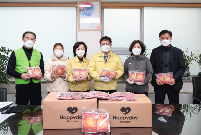 미추홀구 주안4동 주민자치회가 구보건소에 손난로(핫팩) 3000여 개를 기부했다. ( 사진 = 미추홀구 제공 )