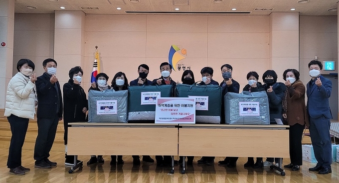 광명시 학온동 지역사회보장협의체는 15일 관내 취약계층 2가구에게 이불세트를 전달했다.(사진=광명시 제공)