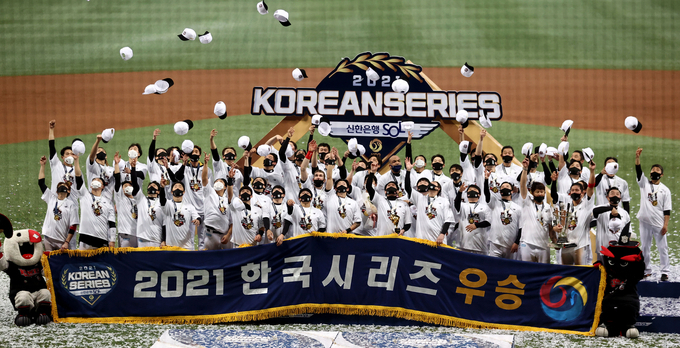 지난달 18일 서울 구로구 고척스카이돔에서 열린 2021 신한은행 SOL KBO 포스트시즌 한국시리즈 4차전 kt 대 두산 경기 8-4 승리로 창단 첫 통합우승을 달성한 kt 선수들이 우승 트로피를 들고 환호하고 있다. (사진=연합뉴스)