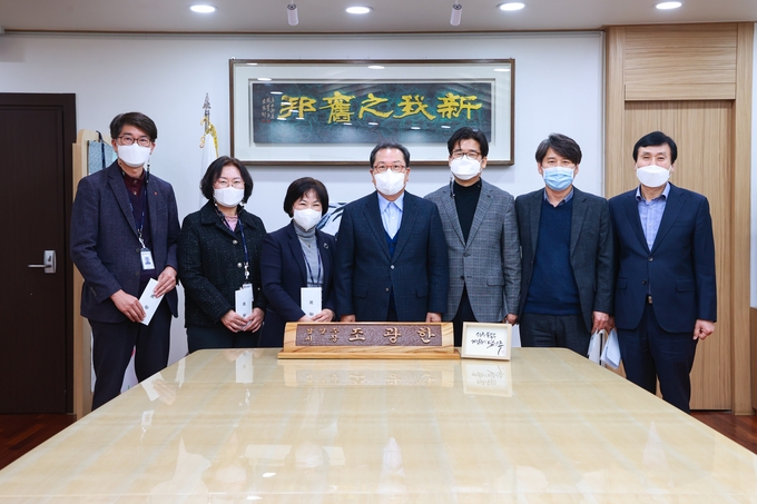 조광한 남양주시장은 16일 코로나19 확산과 설해로부터 시민의 건강과 안전을 지키고 피해를 최소화하기 위해 최전선에서 고생하는 직원들을 격려했다.(사진=남양주시 제공)