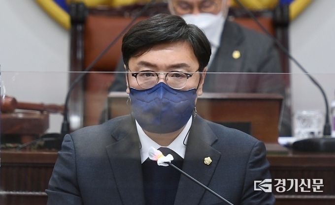 포천시의회 연제창 의원이 '6군단 부지 반환 촉구 결의안' 제안 설명을 하고 있다. (사진=문석완 기자)