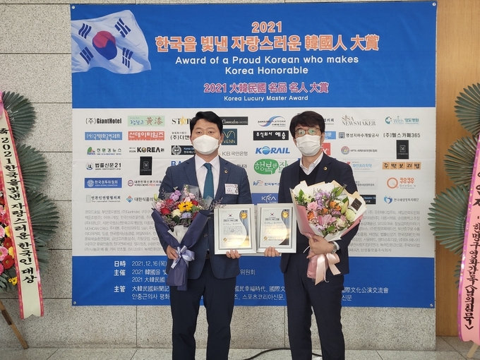 인천시의회 이오상(오른쪽)·김성수(왼쪽) 의원이 16일 서울시 용산구 백범김구기념관에서 열린 ‘자랑스러운 한국인 대상’에서 지역사회봉사 공로대상과 지역경제 활성발전 공로대상을 각각 수상한 뒤 기념촬영을 하고 있다. ( 사진 = 이오상 의원 제공 )<br>

