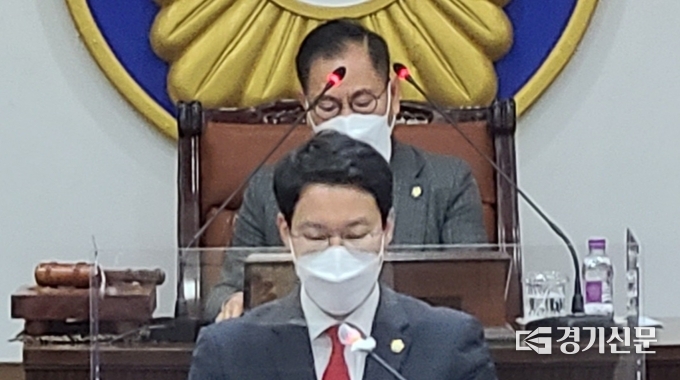 임종훈 조례등특별위원회 위원장이 회의 보고를 하고 있다. (사진=문석완 기자)