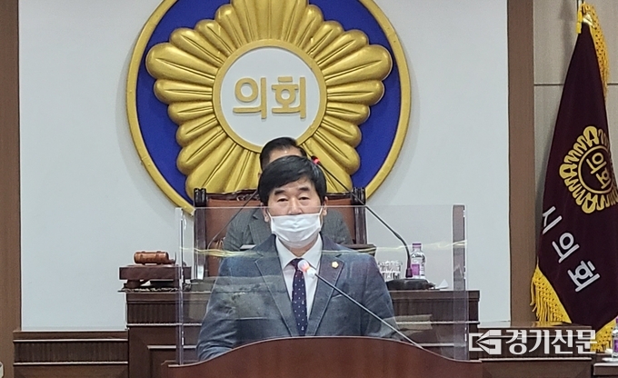 강준모 예산결산특별위원회 위원장이 회의 보고를 하고 있다. (사진=문석완 기자)