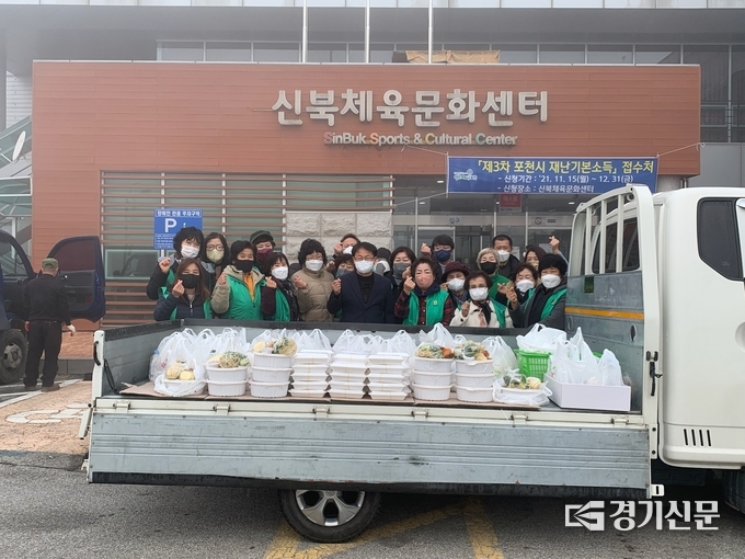 포천시 신북면 새마을부녀회(회장 최계남)도 관내 취약계층을 위한 ‘2021 사랑의 밑반찬 나눔 봉사’를 진행했다. (사진=포천시 제공)