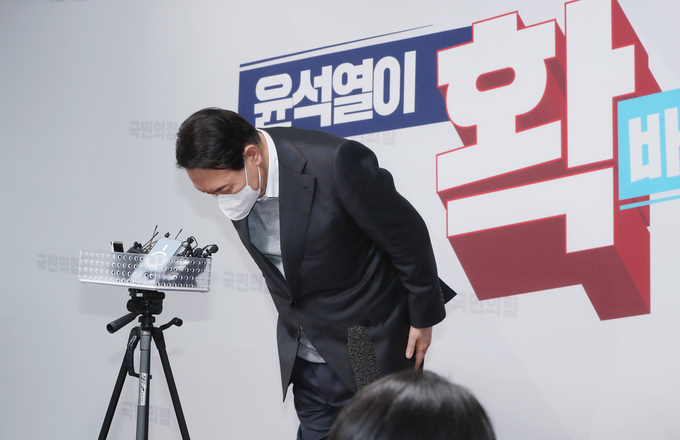 국민의힘 윤석열 대선 후보가 17일 서울 여의도 당사에서 배우자 김건희씨를 둘러싼 각종 논란과 관련해 “국민 여러분께 심려를 끼쳐서 죄송하다”고 사과한 뒤 고개숙여 인사하고 있다. (사진=국회사진기자단/연합뉴스)