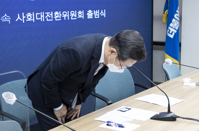 더불어민주당 이재명 대선 후보가 16일 서울 여의도 중앙당사에서 열린 사회대전환위원회 출범식이 끝난 뒤 아들이 불법 도박을 했다는 의혹 보도와 관련해 사과를 하고 있다. (사진=국회사진기자단/연합뉴스)