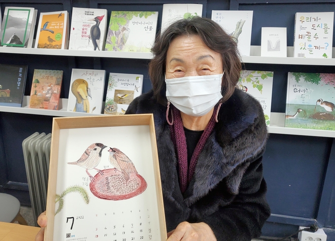 새 그림 작가로 활동하는 팔순 정맹순 씨 (사진=연합뉴스)