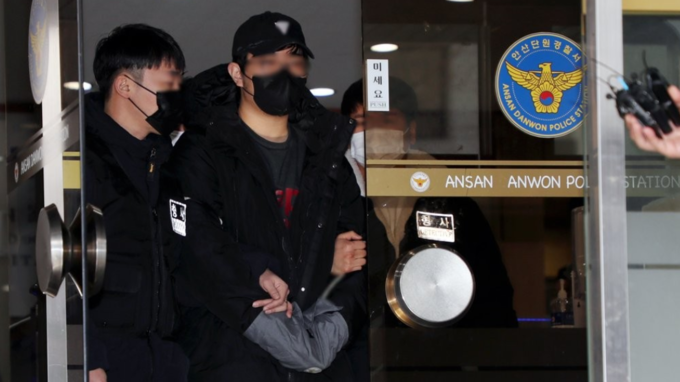 아동 성범죄자 조두순의 집에서 둔기로 그의 머리를 폭행해 특수상해 및 주거침입 혐의를 받고 있는 20대 남성이 구속 전 피의자 심문(영장실질심사)에 18일 출석했다. (사진=연합뉴스 제공)