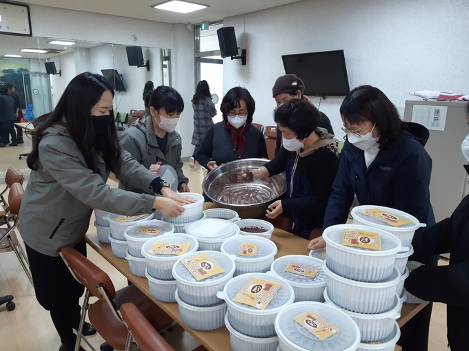주민자치위원들이 어르신들에게 전해줄 팥죽을 포장하고 있다. ( 사진 = 강화군 제공 ) 