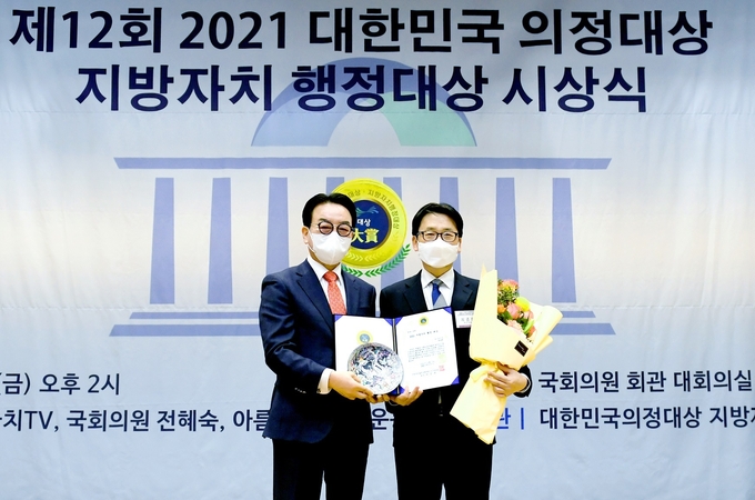 최종환 파주시장(사진 오른쪽)이 지방자치행정대상을 수상하고 있다.(사진=파주시 제공)