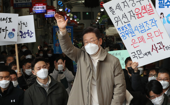 더불어민주당 이재명 대선후보가 12일 오전 경북 예천군 예천읍 상설시장을 방문, 즉석연설을 하기에 앞서 시민들에게 인사하고 있다. (사진=연합뉴스/자료사진)