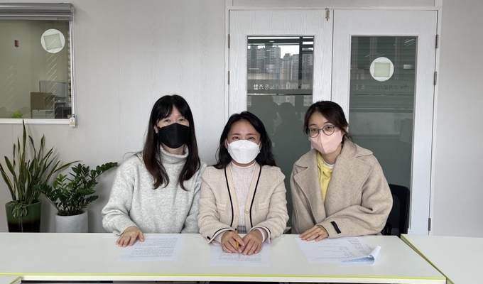 송수연 경기교사노조 신임 위원장(가운데)과 홍정윤 사무총장(좌측), 황봄이 부위원장(우측) (사진=연합뉴스)