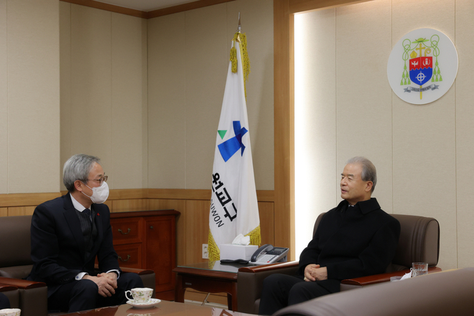 왼쪽부터 방정균 청와대 시민사회수석, 이용훈 한국천주교주교회의 의장. (사진=천주교수원교구 제공)