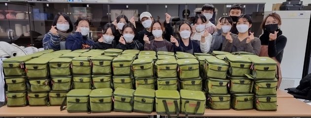 식품영양학과 학생들이 직접 준비한 고령친화식 도시락 앞에서 기념사진을 촬영하고 있다. (사진=가천대학교 제공)