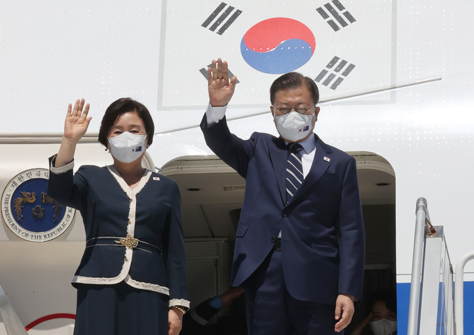 3박4일간 호주 국빈 방문을 마친 문재인 대통령 내외가 15일 시드니 킹스포드 스미스 공항에서 공군 1호기에 올라 인사하고 있다. (사진=연합뉴스 제공/자료사진)