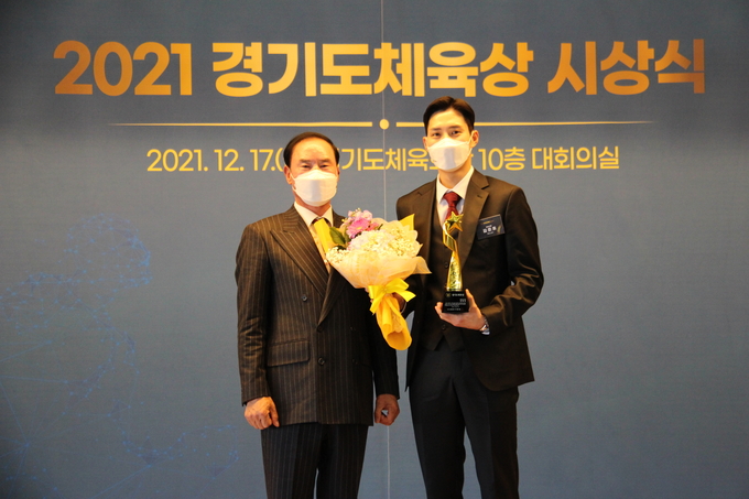 2021 경기도체육상이 17일 경기도체육회관 10층에서 진행됐다. 이원성 경기도체육회장과 경기도체육상 대상을 받은 2020 도쿄올림픽 펜싱 금메달리스트 김준호 선수(화성시청)가 기념촬영을 하고 있다. (사진=경기도체육회 제공)