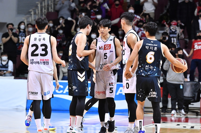 경기 뒤 인사하는 인삼공사-kt 선수들. (사진=KBL 제공)