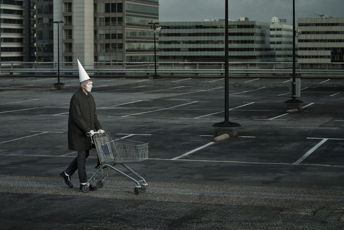 어윈 올라프_만우절_오전9시45분_April Fool_945AM(2020), 크로모제닉 프린트_60X90cm. (사진=수원시립미술관 제공)