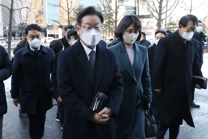 더불어민주당 이재명 대선후보와 부인 김혜경 씨가 19일 서울 여의도순복음교회에 도착, 예배를 드리기 위해 이동하고 있다. (사진=연합뉴스)