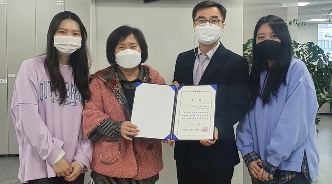 광주시 청소년수련관이 청소년방과후아카데미 사업종합평가에서 우수기관 선정돼 관계자들이 상장을 받고 기념촬영을 하고 있다.(사진=광주시 제공)
