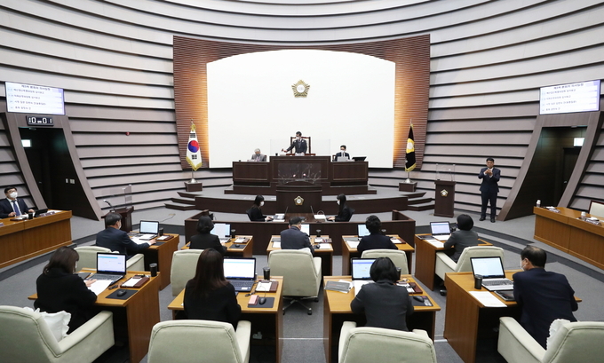 광주시의회 2021년도 제4차 본회의를 끝으로 의사일정을 모두 마무리 하는 모습.(사진=광주시의회 제공)