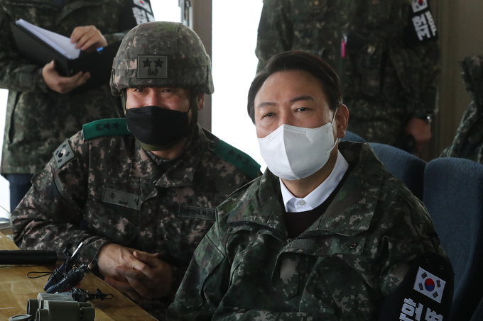 국민의힘 윤석열 대선 후보가 20일 강원도 철원 육군 3사단 부대(백골 OP)를 방문해 부대 홍보 영상을 시청하고 있다. (사진=국회사진기자단/연합뉴스 제공)
