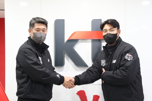 계약 직후 기념사진을 촬영한 이숭용 단장과 장성우(오른쪽). (사진=kt wiz 제공)