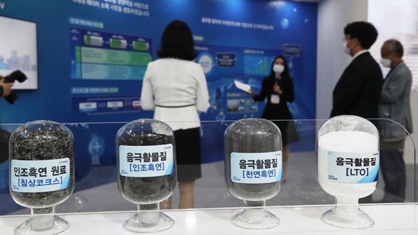 지난 9일 서울 강남 코엑스에서 열린 배터리 전문 전시회 ‘인터배터리 2021’ 행사 내 포스코케미칼 부스의 모습. (사진=연합뉴스)