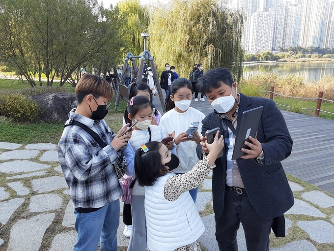 '디지털 워킹! 아트숲' 체험 모습. (사진=수원시립미술관 제공)